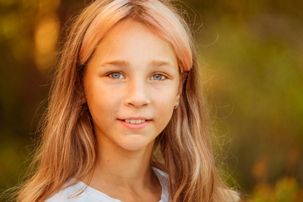 ładny portret dziewczynki dziecka. Odkryty portret uroczej dziewczynki w letni dzień. Dziecko w wieku 9-10 lat. Nastolatek - Zdjęcie, obraz
