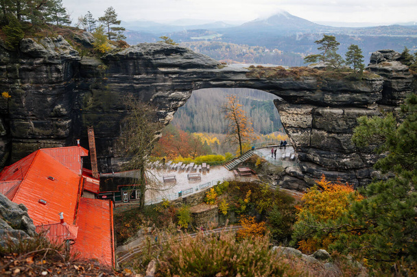 Pravcicka або Prebischtor gate (Pravcicka brana) - найбільша природна арка пісковику в Європі в Богемському національному парку Швейцарії восени, Гренско, Чехія, 28 жовтня 2020 року. - Фото, зображення