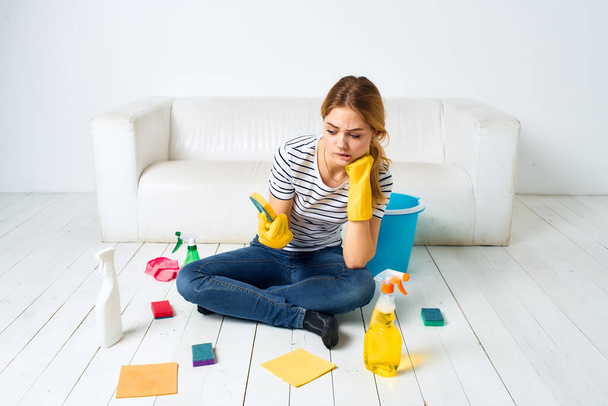Huisvrouw schoonmaakmiddel huishoudelijk werk vermoeidheid levensstijl interieur hygiëne - Foto, afbeelding