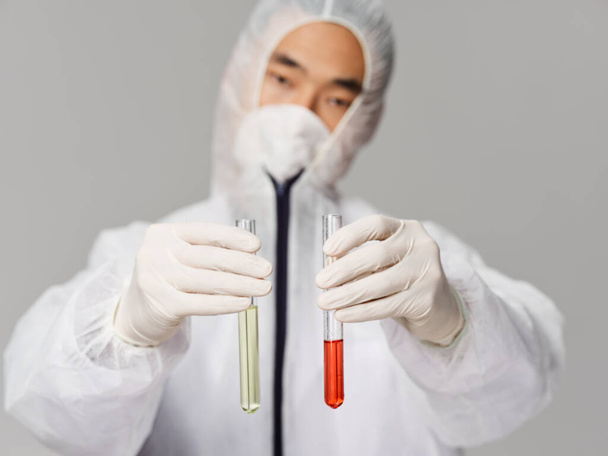 Férfi laboratóriumi asszisztens orvostudomány kutatása vakcina gyógyszerfejlesztés - Fotó, kép