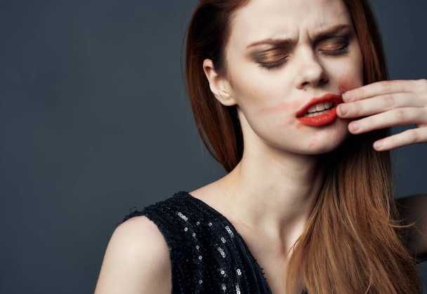 ブラックドレスで女性は手と口紅のストレス過敏症で顔に触れる - 写真・画像