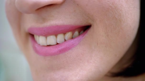 Usmívající se samičí ústa s přírodními bílými zuby a růžovou rtěnkou. Zdravotní koncepce - Záběry, video