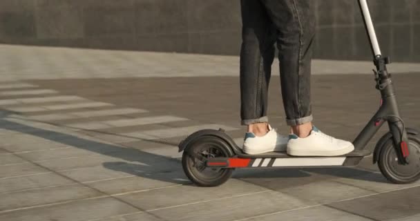 Şehirde elektrikli scooter kullanan bir adam. - Video, Çekim