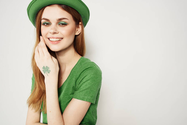 glückliche Frau in grünen Kleidern in st patricks day Shamrock Hut Make-up-Modell - Foto, Bild