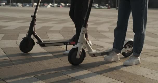 Paar paardrijden e scooters op straat - Video