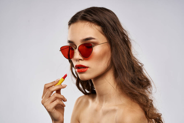 Módní brunetka v slunečních brýlích s make-up rtěnkou model - Fotografie, Obrázek