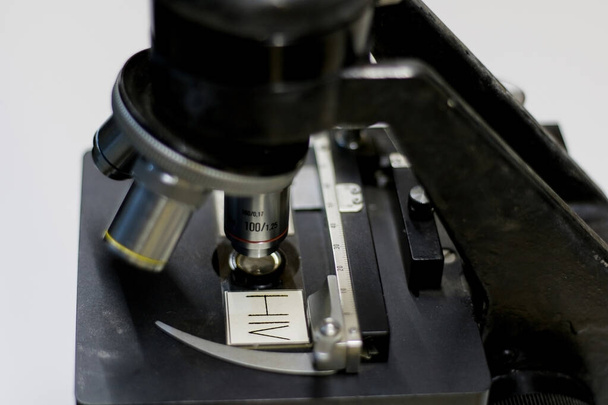 vista lateral de cerca de una muestra de VIH, analizada mediante un microscopio biológico. - Foto, Imagen