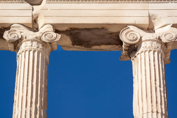 Dos columnas del orden jónico contra un cielo azul en formato horizontal - Foto, imagen