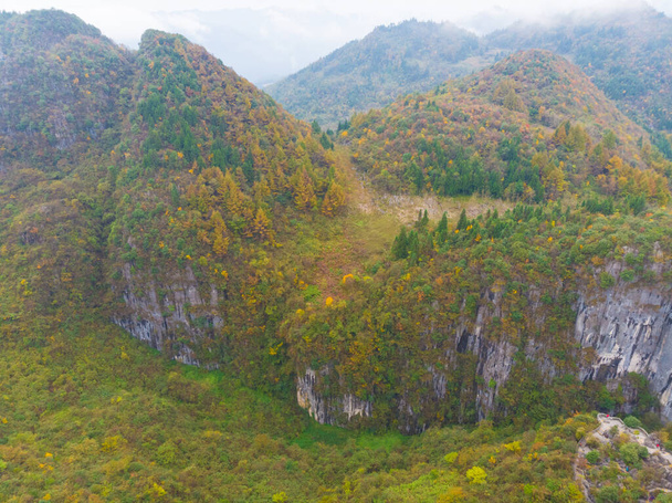 Φθινόπωρο τοπίο της Jianshiye τρία φαράγγια Γραφική περιοχή στο Enshi, Hubei, Κίνα - Φωτογραφία, εικόνα
