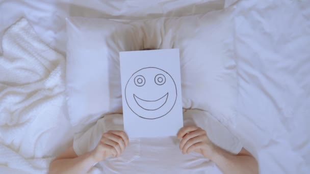 hombre sosteniendo papel sonriente cara - Metraje, vídeo