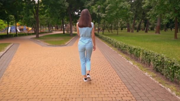 mujer caucásica pasear en la ciudad - Metraje, vídeo
