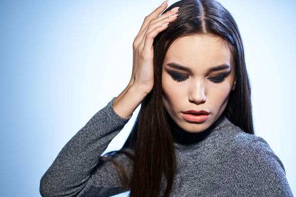 gyönyörű elegáns nő kozmetikumok frizura vágott kilátás stúdió modell - Fotó, kép