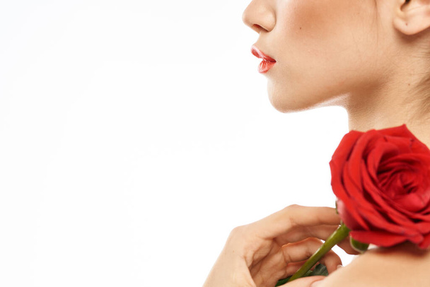 Schöne Frau mit roter Rose in der Nähe Gesicht Make-up nackten Schultern Porträt - Foto, Bild