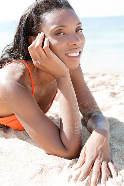 女性のビーチの上に敷設 - 写真・画像
