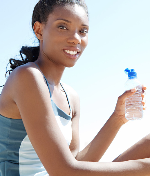Mujer bebiendo agua mineral
 - Foto, imagen