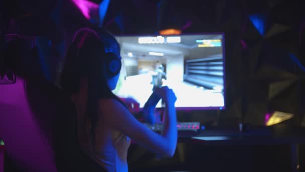 Νεαρή χαριτωμένη γυναίκα που παίζει ένα παιχνίδι υπολογιστή - κερδίζει και παίρνει χαρούμενος - σηκώστε τα χέρια της ψηλά - Πλάνα, βίντεο
