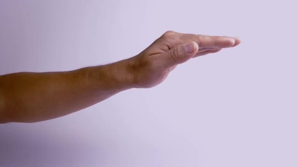 Drehen Sie Ihre Handflächen nach unten und beugen Sie Ihre Fingerkuppen in Richtung sich selbst und winken. - Filmmaterial, Video