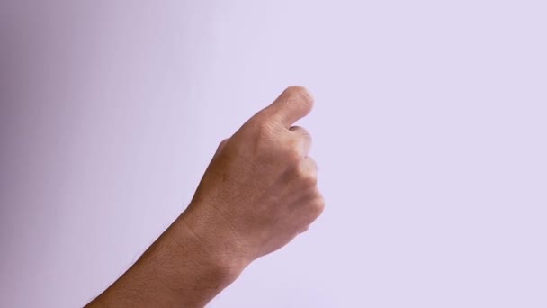 Cijfers berekend. Close-up van onherkenbare man tellen van 1 tot 5 met vingers, geïsoleerd op witte achtergrond met kopieerruimte voor reclame. Met plaats voor tekst of beeld. Handgebaar - Video