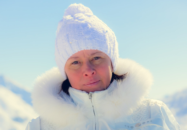 the woman of average years in a white knitted cap - Valokuva, kuva
