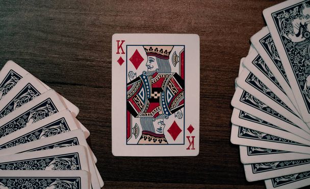 tarjetas repartidas en un rey tablero de madera - Foto, imagen