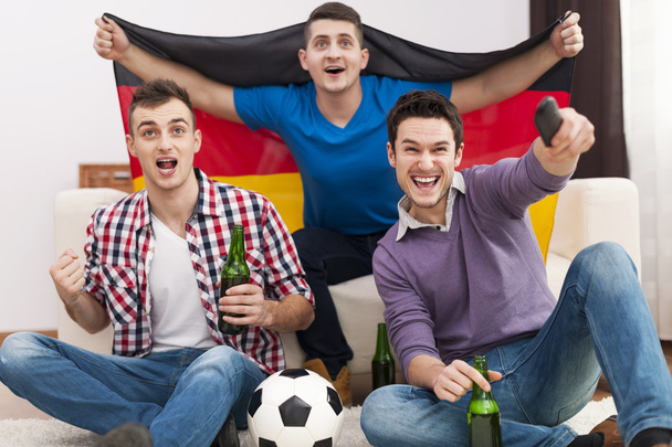 mannen juichen voetbalwedstrijd - Foto, afbeelding