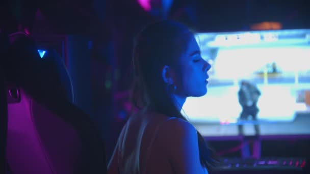 jonge sexy vrouw in gaming club trekken uit een bel kauwgom uit haar mond - kijken in de camera - Video