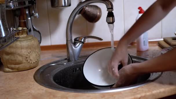 Ženské ruce mytí špinavé nádobí houba s pěnou. Úklid kuchyně. Úklid - Záběry, video