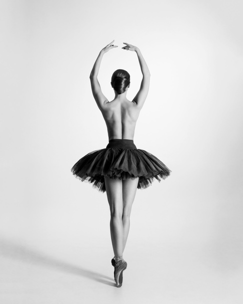 Young beautiful ballet dancer - Foto, afbeelding