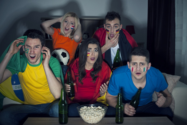 Друзья смотрят футбол по телевизору
 - Фото, изображение