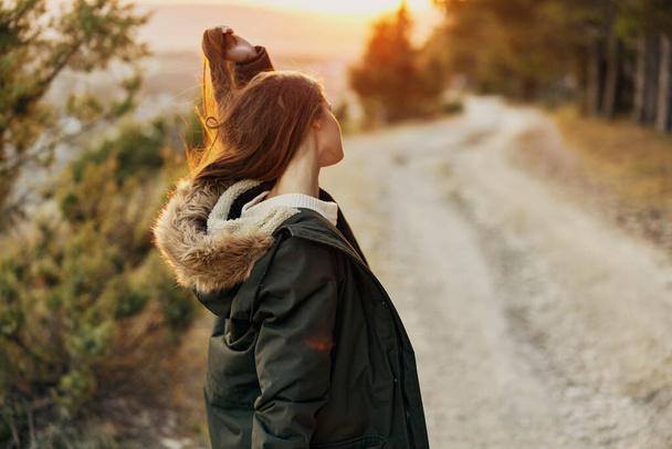 道路旅行の休暇でジャケットを着た女性が - 写真・画像
