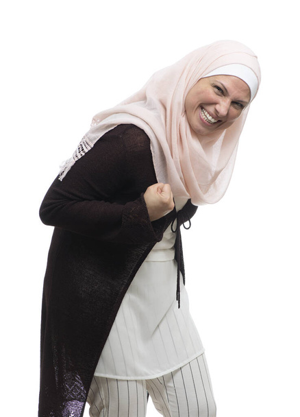 白人に孤立した成功を祝う幸せなイスラム教徒の興奮した女性 - 写真・画像