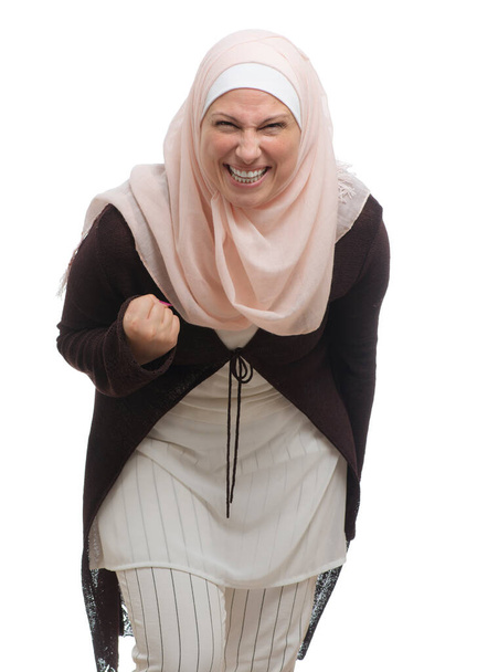 Mulher muçulmana feliz com um punho comemorando o sucesso isolado no branco - Foto, Imagem