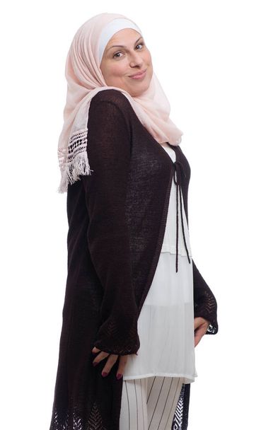 Mujer árabe musulmana tímida aislada sobre fondo blanco - Foto, imagen