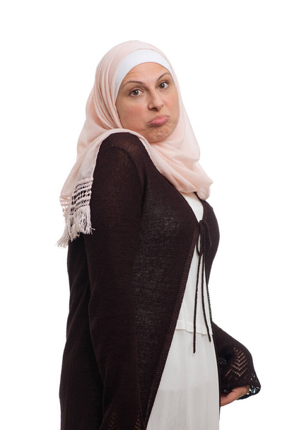 Арабская смущенная мусульманка на белом фоне - Фото, изображение