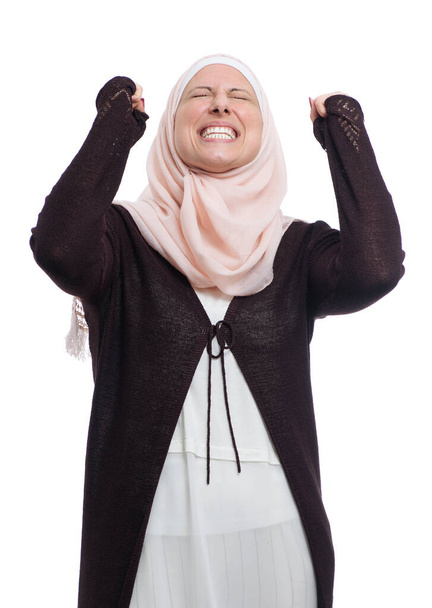 Mulher muçulmana feliz com braços levantados comemorando o sucesso isolado no branco - Foto, Imagem