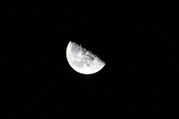 Vue sur la lune le 8 novembre 2020 à Ukraine dans la ville Sumy - Photo, image