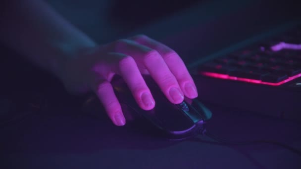 Playing games in neon gaming club - woman holding a mouse - Footage, Video