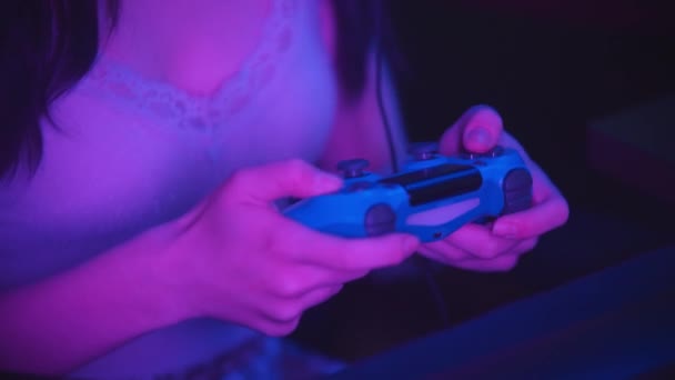 Spelletjes spelen in neon gaming club - vrouw met een joystick - Video