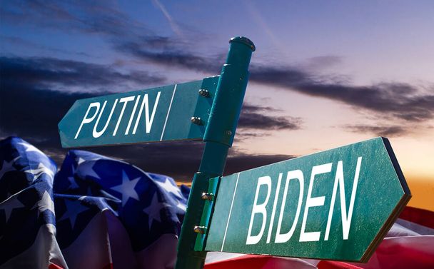 Confrontación entre Rusia y América. Los nombres de los presidentes Putin y Trump en el cartel de la carretera en el fondo de la bandera estadounidense y un cielo tormentoso - Foto, imagen