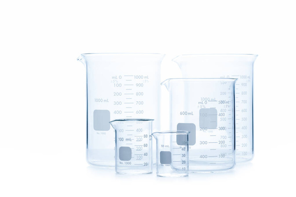 Размеры измерительных стаканов для научного эксперимента в лаборатории изолированы на белом фоне, научное оборудование и концепция образования - Фото, изображение