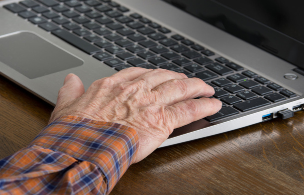 Старий використовує ноутбук
 - Фото, зображення