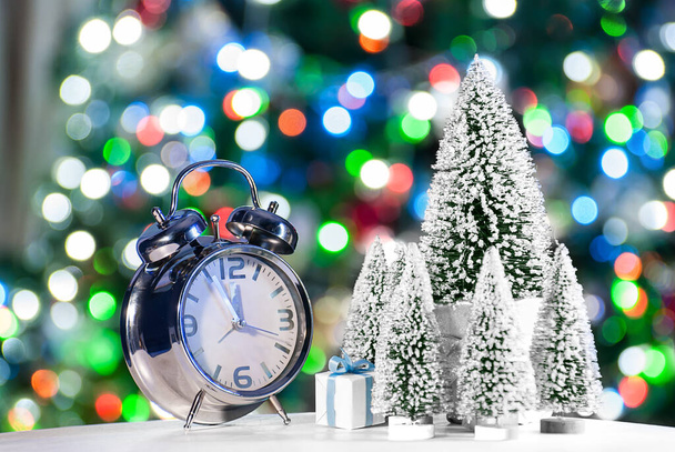 モダンなインテリアデザインのクリスマスと新年の木 - 写真・画像