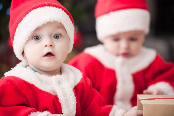 lapset pukeutunut Joulupukki joulukuusi lahjoja - Valokuva, kuva