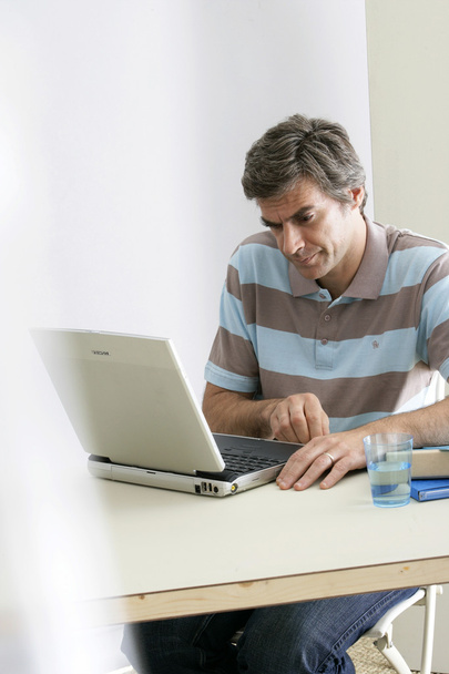άνθρωπος, χρησιμοποιώντας έναν υπολογιστή - Φωτογραφία, εικόνα