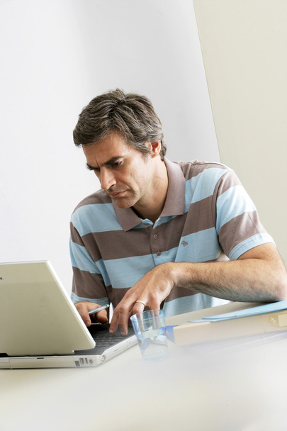 Mann benutzt einen Computer - Foto, Bild