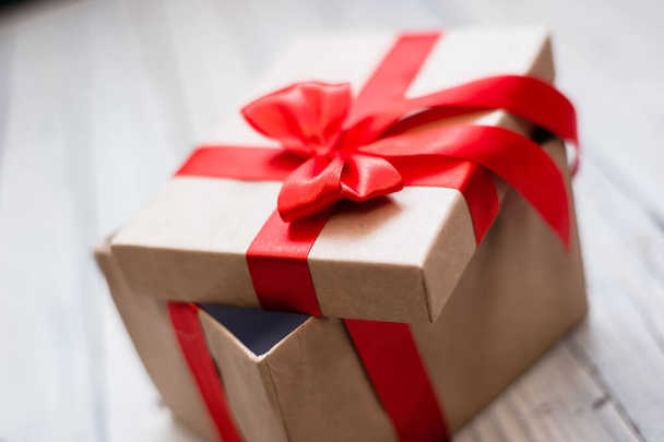 Χριστουγεννιάτικο κουτί δώρου με διακόσμηση - Φωτογραφία, εικόνα