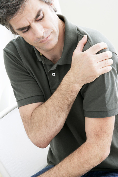 Schulterschmerzen bei einem Mann - Foto, Bild