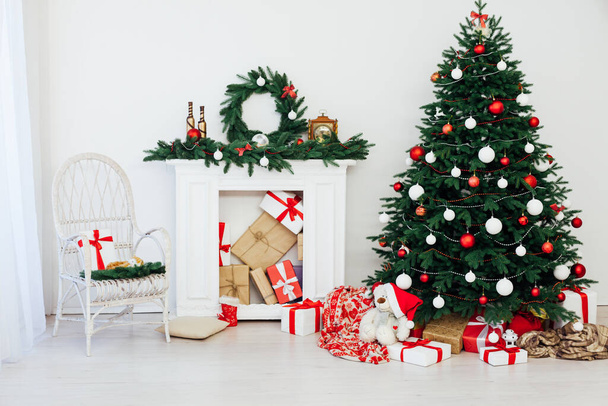 Árbol de Navidad con chimenea casa interior año nuevo - Foto, Imagen