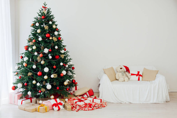 Vánoční interiér vánoční stromeček dovolená výzdoba dárky - Fotografie, Obrázek