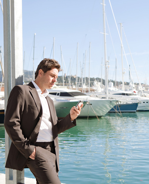 Бизнесмен со своего смартфона
 - Фото, изображение